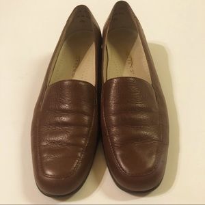 Trotters Brown Loafers Jess 7 N slip-on